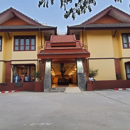 Yellow Tique Hotel Лампанг Экстерьер фото