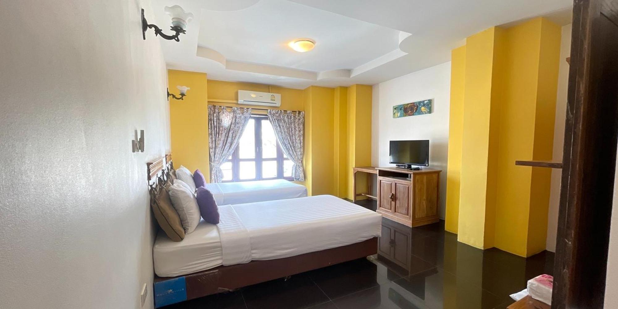 Yellow Tique Hotel Лампанг Экстерьер фото