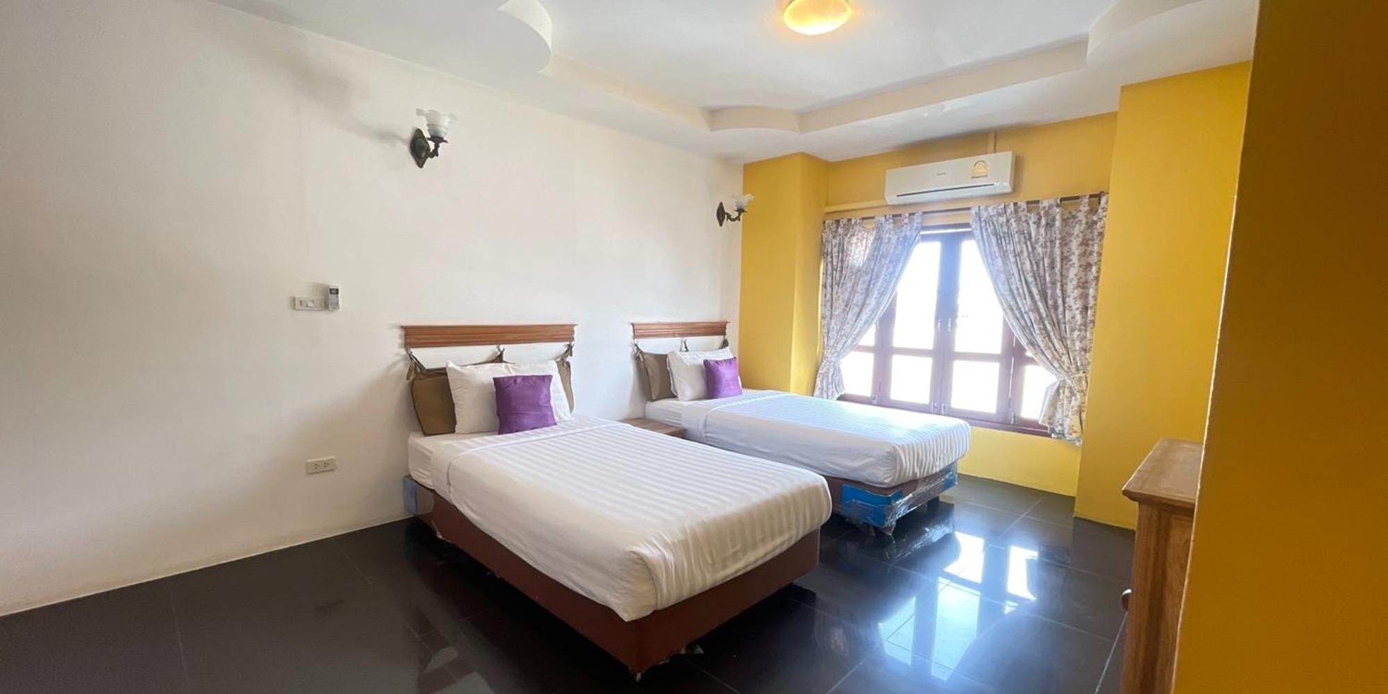 Yellow Tique Hotel Лампанг Экстерьер фото